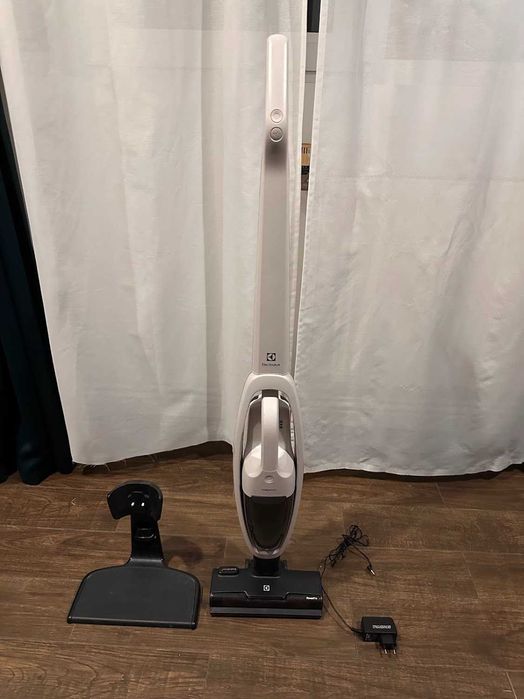 Okazie‼️Aspirator fara fir Electrolux Clean 500 impecabil, in cutie