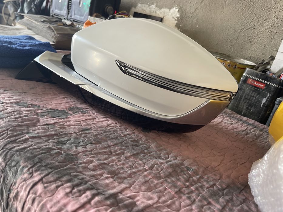 Продам боковое зеркало новый