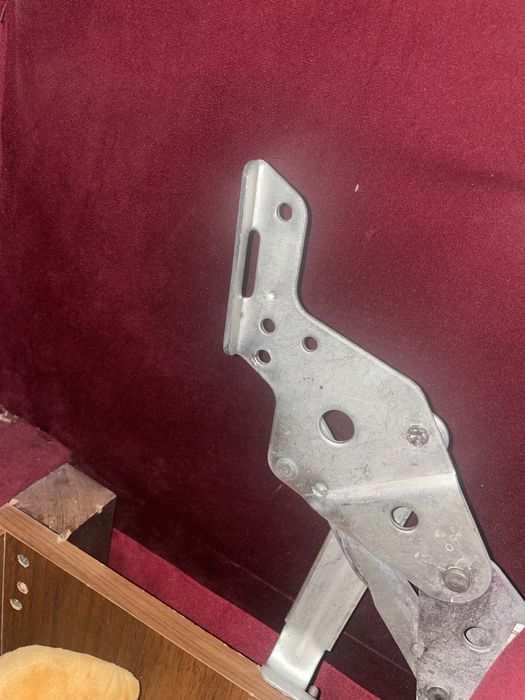 Продаеться старый сломанный диван