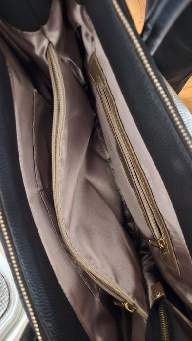 Твърда дамска чанта в черен цвят