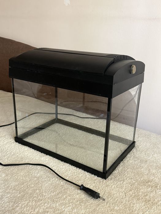 Acvariu iluminat pentru pesti