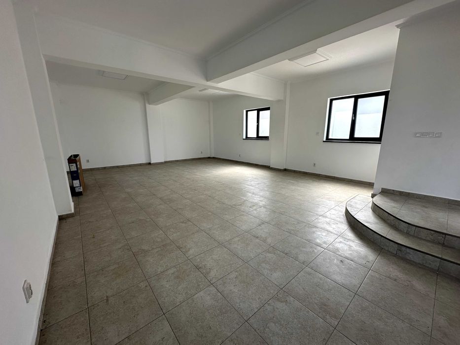 Clădire nouă de închiriat P+E+M – ideal clinică / stomatologie / birouri – parcare + curte