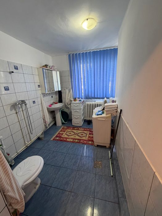 Cameră de cămin 20 mp - plus baie, bucătărie, boxă și loc de parcare