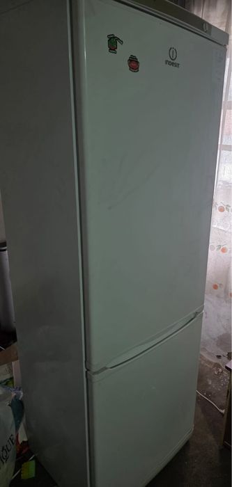 Продам холодильник indesit