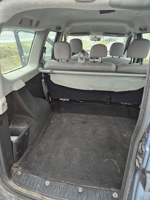 Vând Logan MCV an 2008