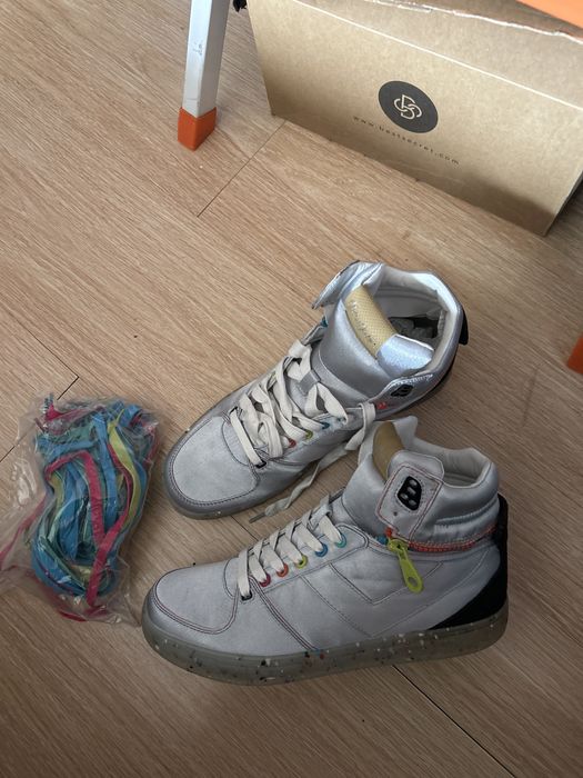 Кожено естествена кожа манто-дамско и сребристи обувки.