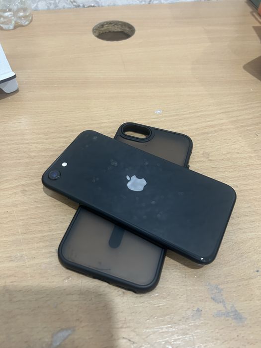 Продам айфон se 2 поколение