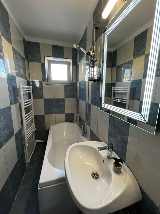 Inchiriez apartament 2 camere in Roman!