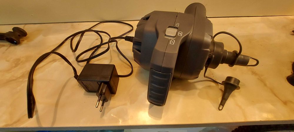 Продавам акумулаторна, зареждаща се въздушна помпа за надуване