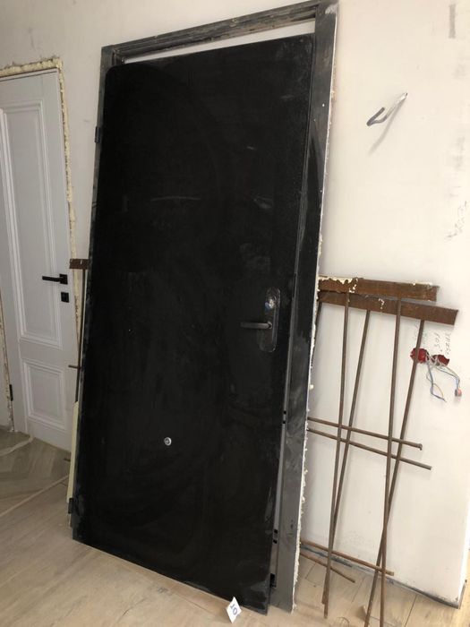Продам входную дверь новую  заводскую