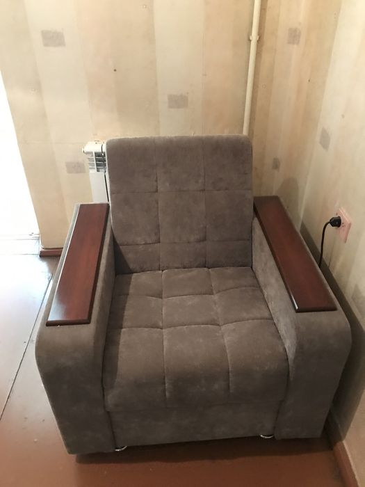 Диван и два кресла.