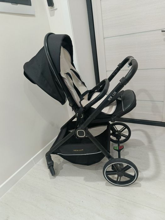 Продам детскую коляску +подарок детский столик