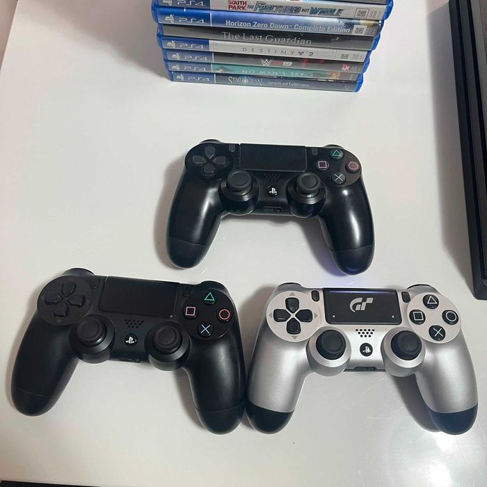 PS4 Pro 1TB + 3 manete originale + 21 jocuri – Pachet complet