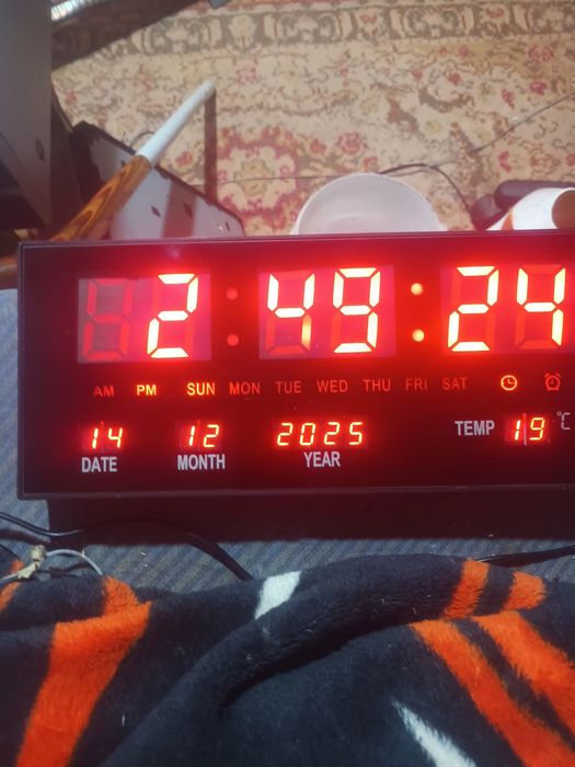 Ceas perete.cu alarmâ temperaturâ etc