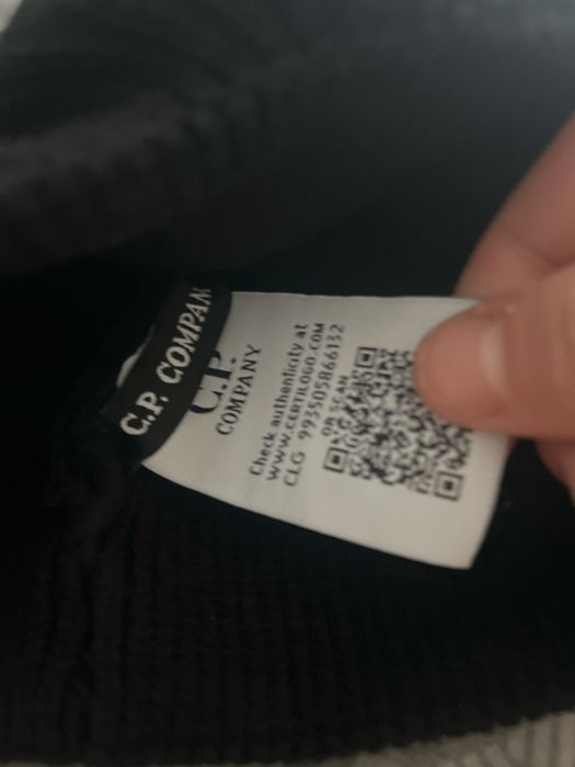Продавам c.p company шапка