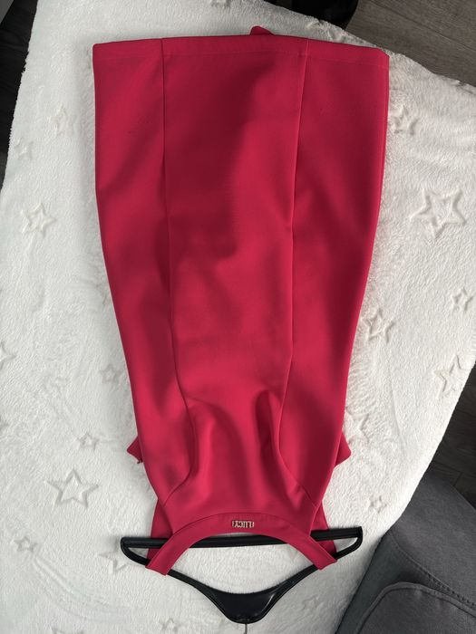 Официлана червена рокля STRADIVARIUS и Розова рокля на марката LUSY