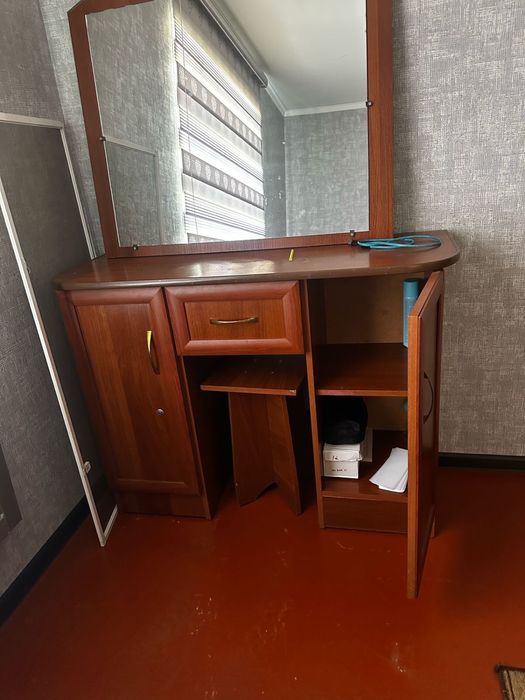 Продам косметический столик + стул