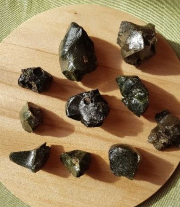 Обсидиан необработен