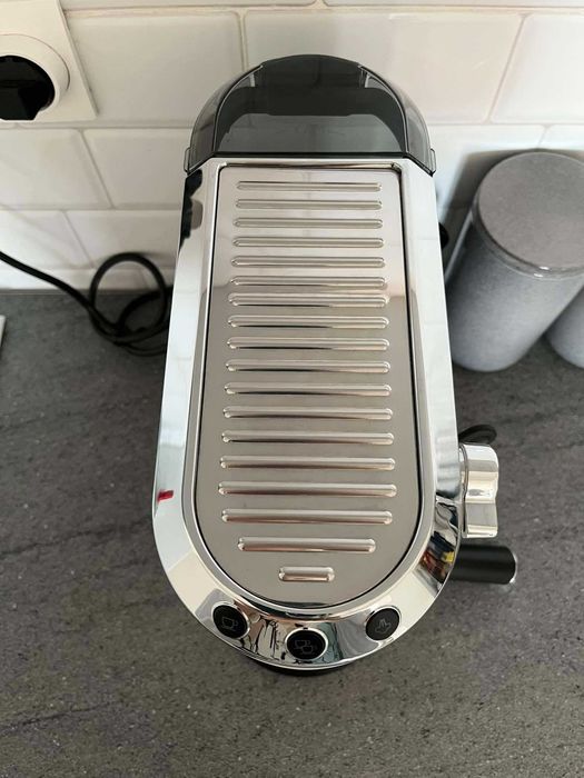 Еспресо кафемашина Delonghi Dedica EC685.W 1350W (Бяла) 15 Bar