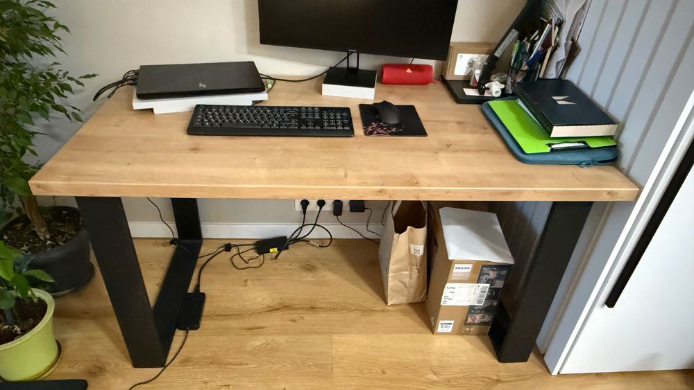 Бюро / Маса / метални крака / плот 70/140