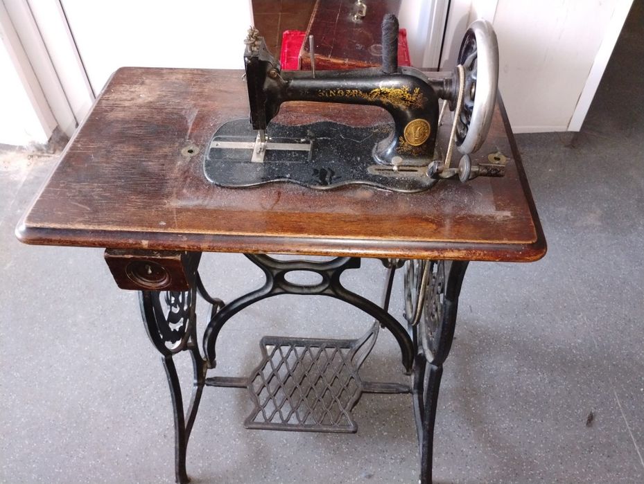 Vând mașină de cusut Singer99eur