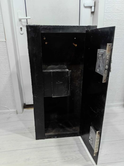 Продам сейф б/у 40000