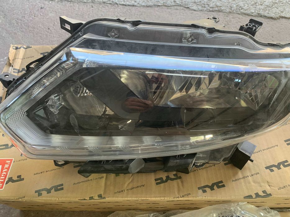 Nissan X-trail  T31-фарове