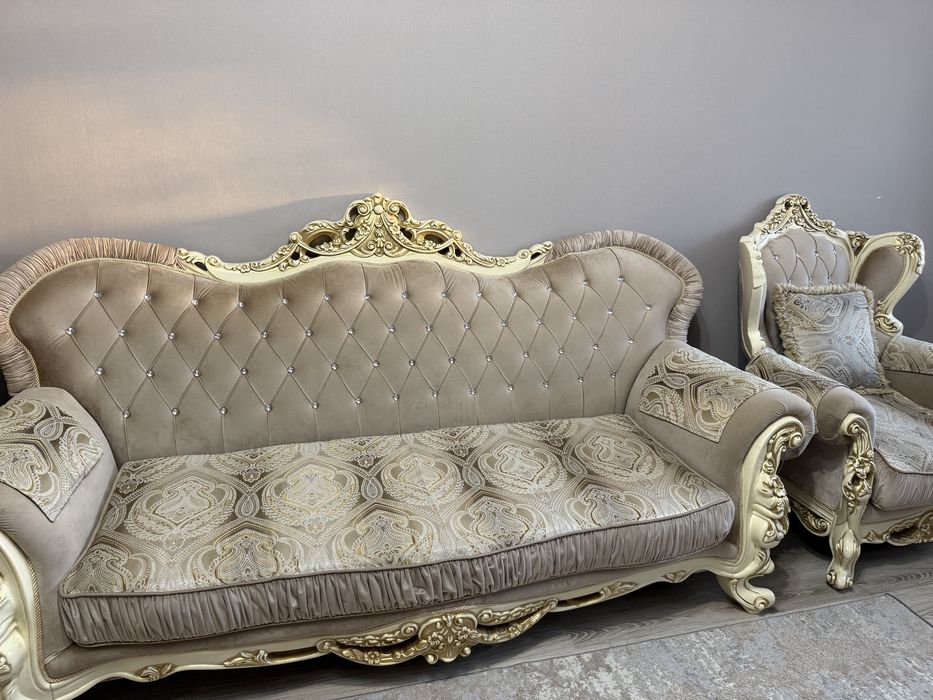 Продам диван с креслами.