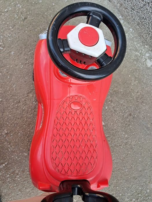 Детска количка за игра навън.