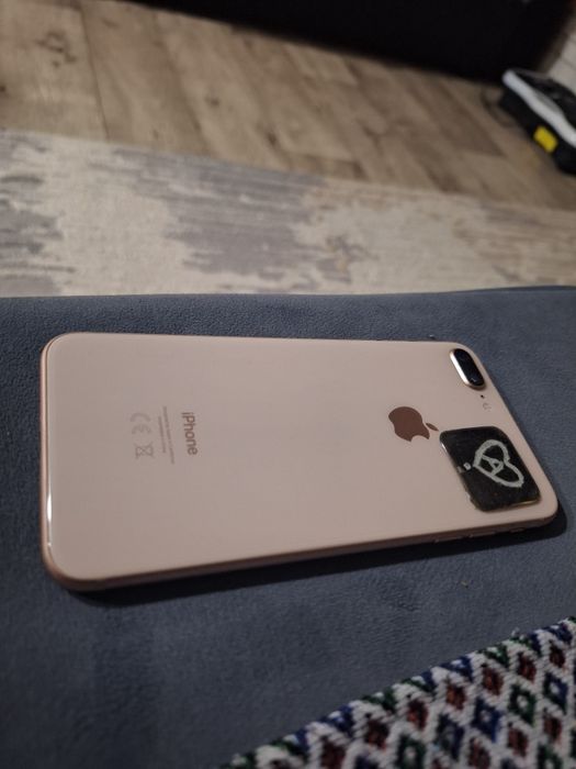 Продам IPhone 8+.