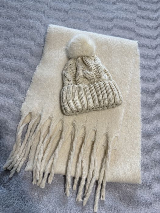 Дамска шапка и шал H&M