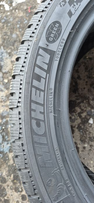 2 anvelope iarna ca noi Michelin 275/40/19.Pretul este pe bucata