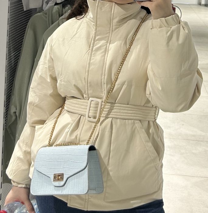 Куртка в молочно белом цвете