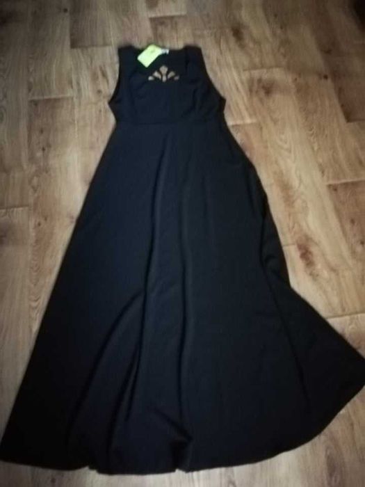 Страхотна рокля с ефектен гръб