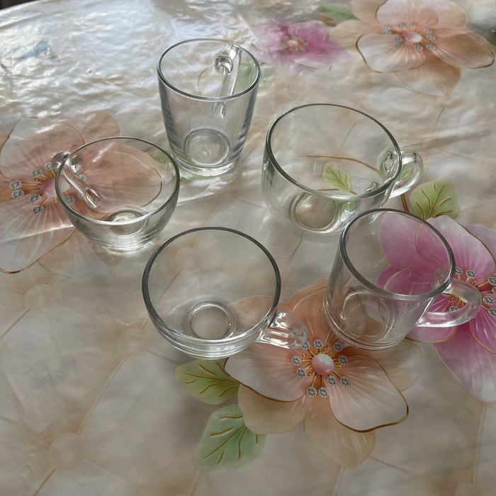 Стеклянные бокалы , кружки , стаканы