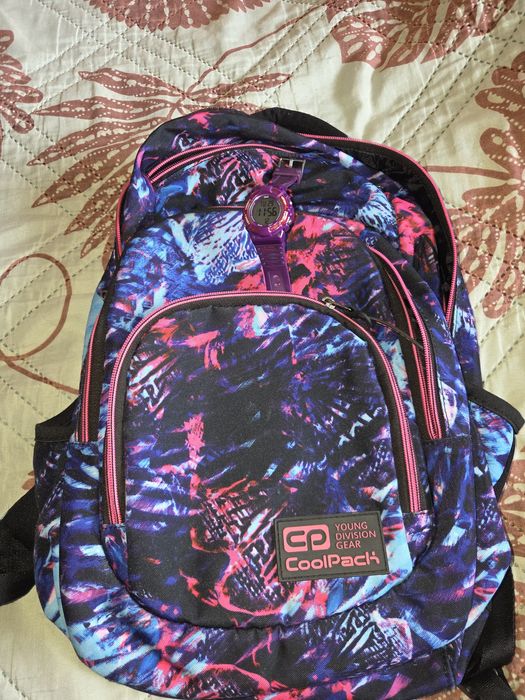 Ученическа раница CoolPack и детски часовник Q&Q