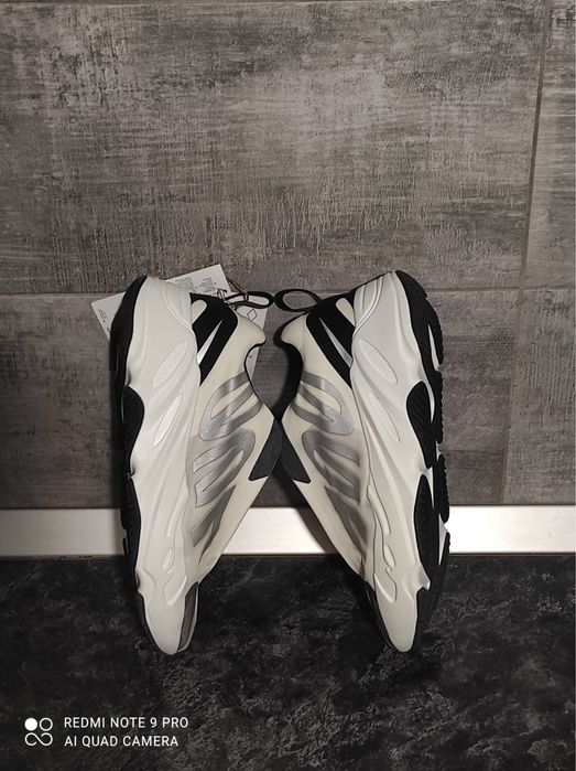 Adidas Yeezy 700 MNVN