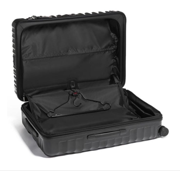 Продам новый чемодан Tumi