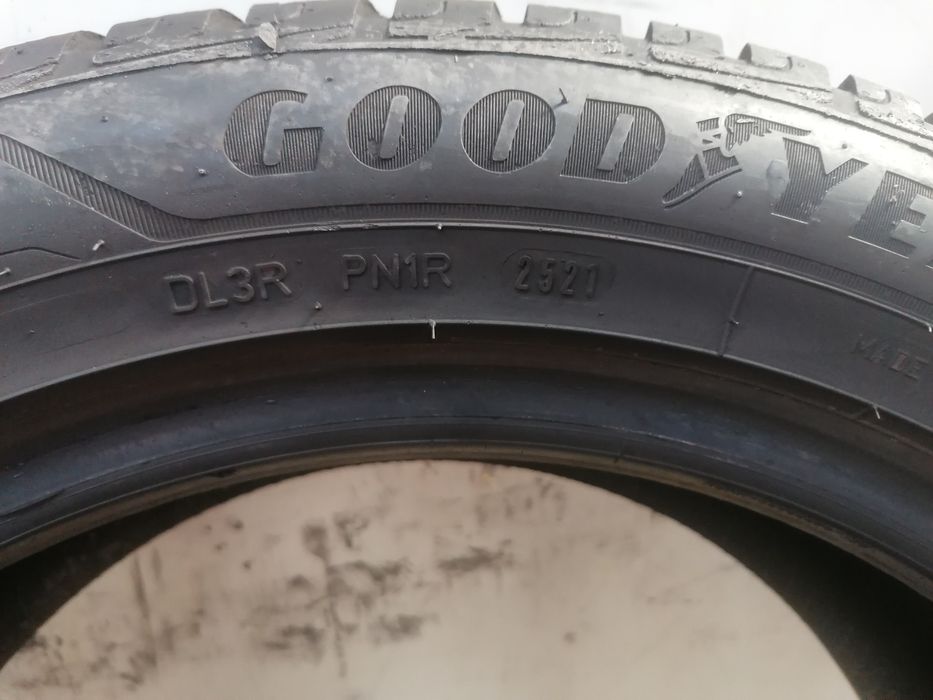 215/55/17 2*Goodyear iarna 98v dot 2521. 7,,78mm