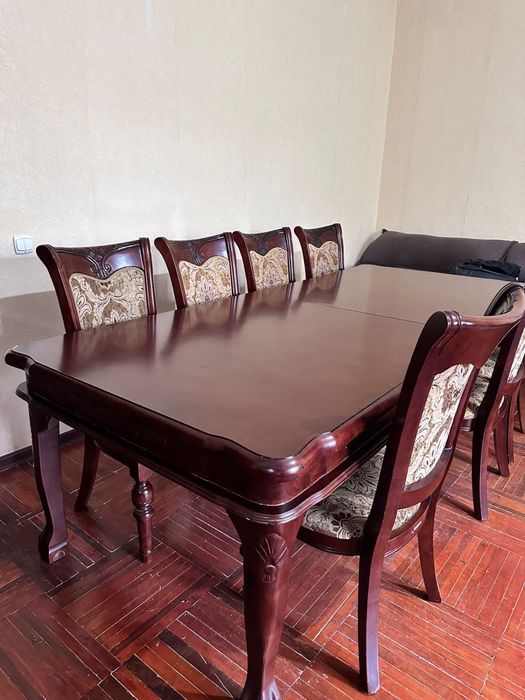 Стол со стульями в хорошем состоянии