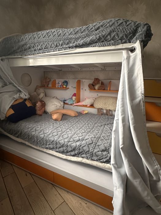 Кровать детская трехярусная.