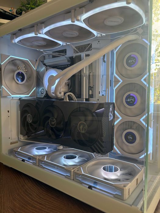 Гейминг Компютър RTX5090 7950x3d 64GB ram 2TB SSD