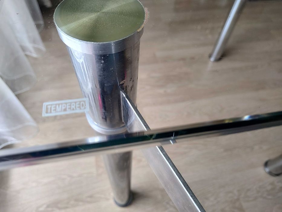 Стъклена трапезна маса