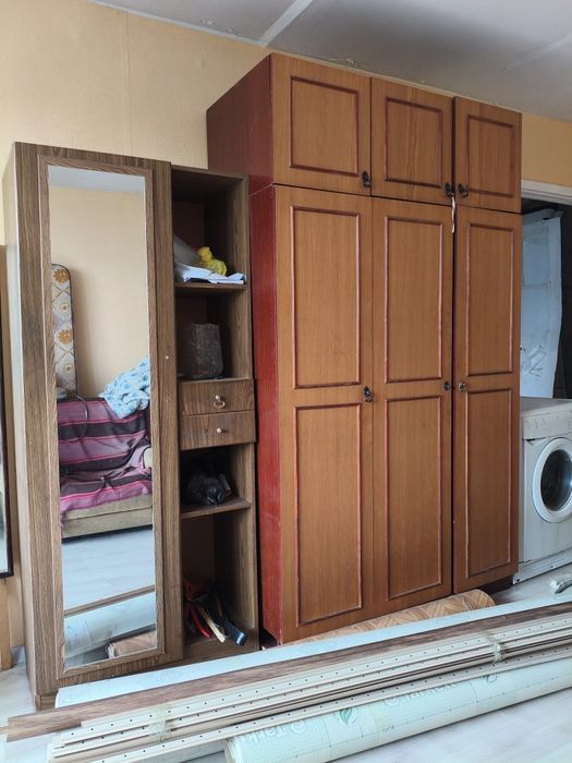 Продам столы шкаф тумбочки