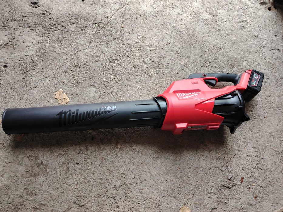 Vând suflanta frunze cu acumulator Milwaukee