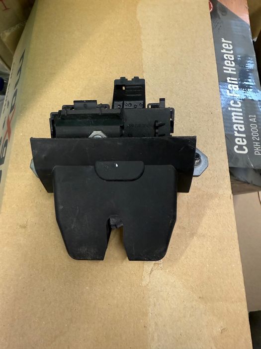 Incuietoare Portbagaj originala Volvo S40 V50 2004-2012