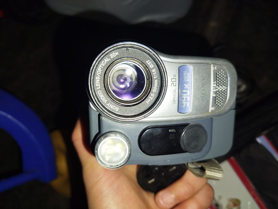 Продаёт VHS камера от Sony модельDCR-TRV265E