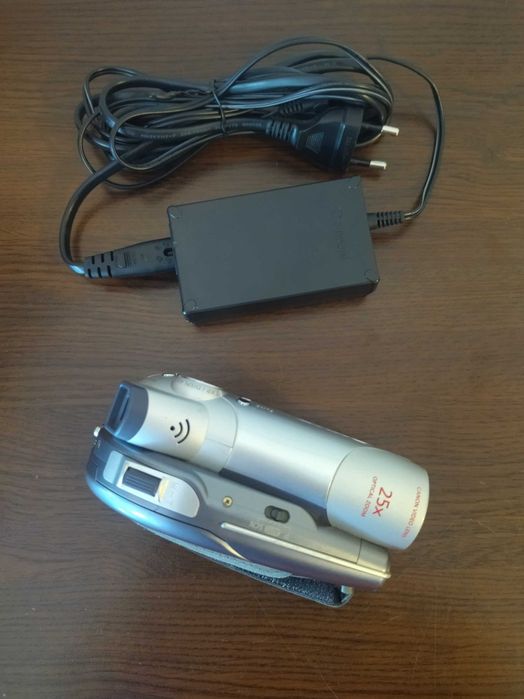 Продавам DVD видео камера Canon DC100