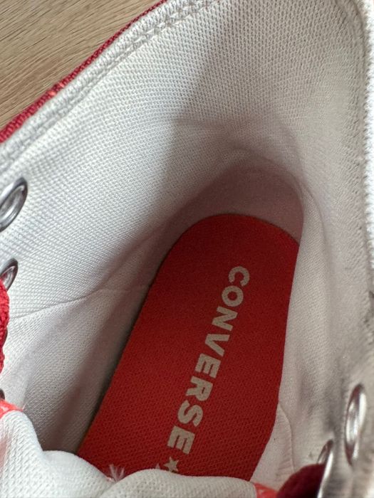 Converse  inalti rosii, platforma