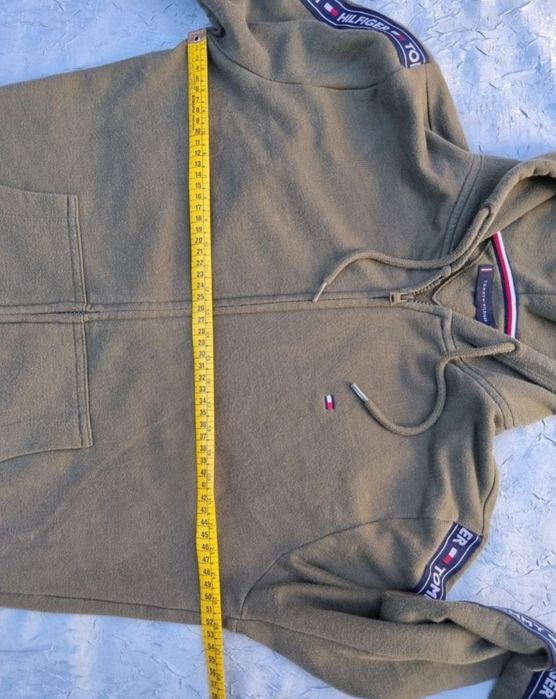 Vând hanorac de bărbați Tommy Hilfiger.